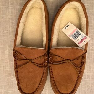 NWT Vineyard Vines faux suede slipper